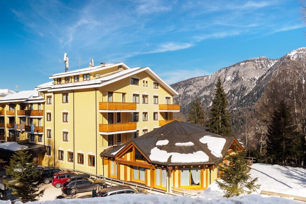 Park Hotel Folgarida  4* - da 411 Euro 

Recentemente ristrutturato in pieno stile tirolese, posizionato direttamente sulle piste da neve permette agli sciatori di partire e rientrare con gli sci ai piedi direttamente in albergo