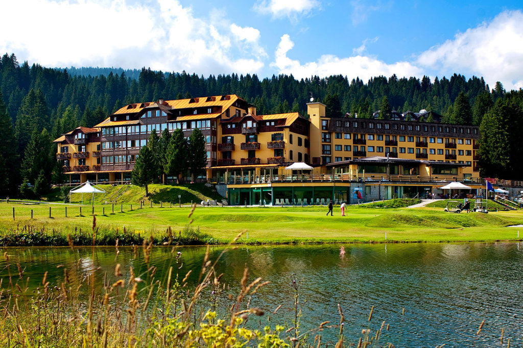 Trentino - Th Resort  Golf Hotel - da 451 Euro /Nt

Il Golf Hotel Campiglio sorge dove si trovava lo chalet di caccia della Principessa Sissi, è circondato dallo scenario delle Dolomiti del Brenta e dista pochi metri dagli impianti di risalita per la ski-area Campiglio Dolomiti.