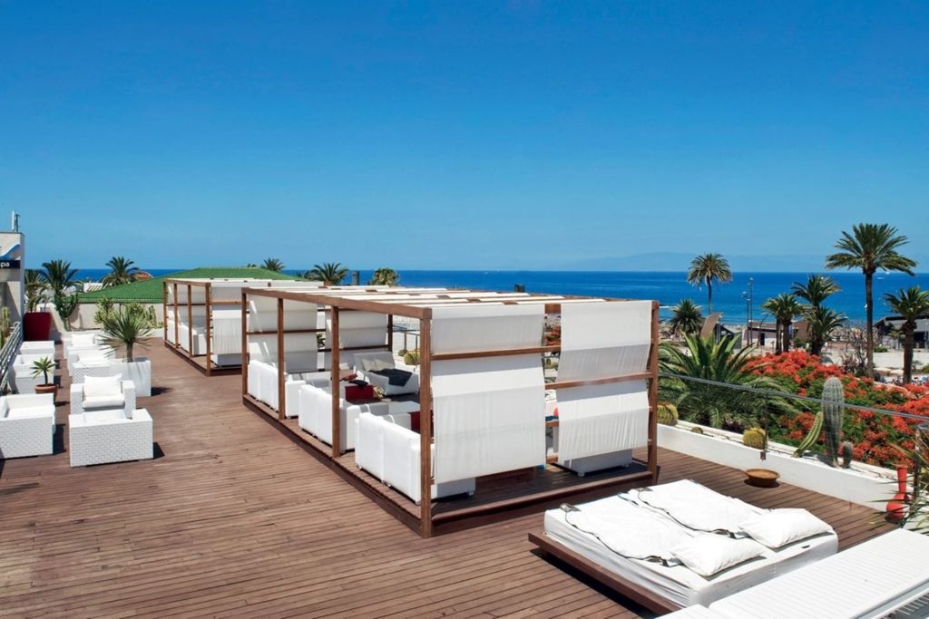 Canarie - Tenerife - Veraresort Gala 4*
 - da 592 Euro 
 Veraresort Gala si trova in una posizione invidiabile, nel centro della vivace località di Playa de Las Americas e a pochi passi da un’ampia distesa di sabbia, dove godere del caldo e del relax