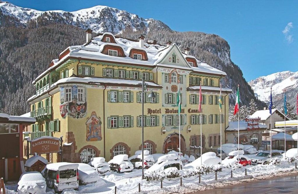 Hotel Schloss  Dolomiti 4* - da 633 Euro 

posizione strategica nel centro di Canazei, vicino al nuovo centro acquatico Dolaondes e allafunivia Canazei-Belvedere (Sella Ronda - Giro dei 4 Passi - Dolomiti Superski). Ottimo punto di partenza per spettacolari passeggiate in mezzo alla natura.