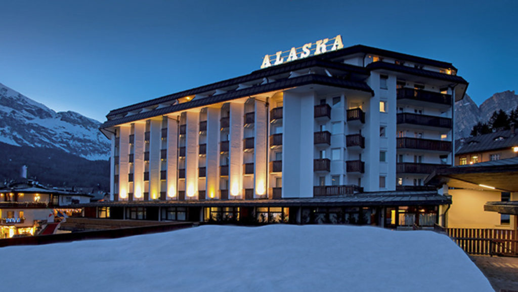 Hotel Alaska - da 102 Euro a notte 
Da Cortina d’Ampezzo, passando per il passo delle Tre Croci, si raggiunge Misurina, una rinomata località invernale ed estiva che, con il suo romantico lago, si trova nel cuore delle Dolomiti, a 1.756 metri di altezza.
