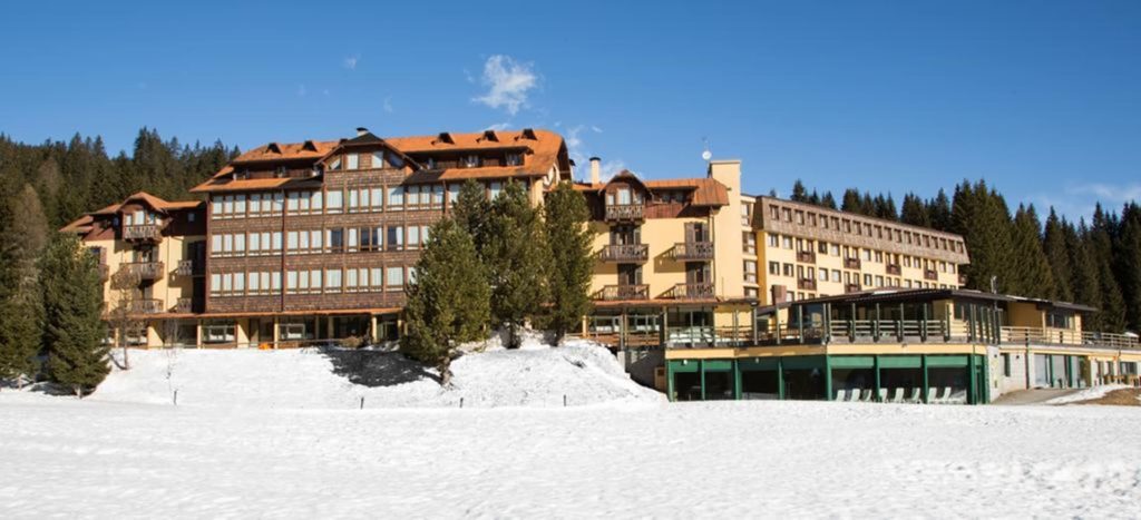 GOLF HOTEL**** - Trentino -  Costa di Folgaria - 710 Euro 

Incorniciata nello splendido paesaggio delle Dolomiti, Folgaria è una attraente località che offre meravigliose opportunità di vacanza tutto
l’anno: meravigliose piste da sci in inverno, numerose opportunità di sport ed intrattenimenti estivi. Il Golf Hotel è situato in questo spettacolare
scenario, offrendo ai propri ospiti la possibilità di usufruire nelle sue immediate vicinanze dei campi scuola, degli impianti di risalita, della slittovia.
