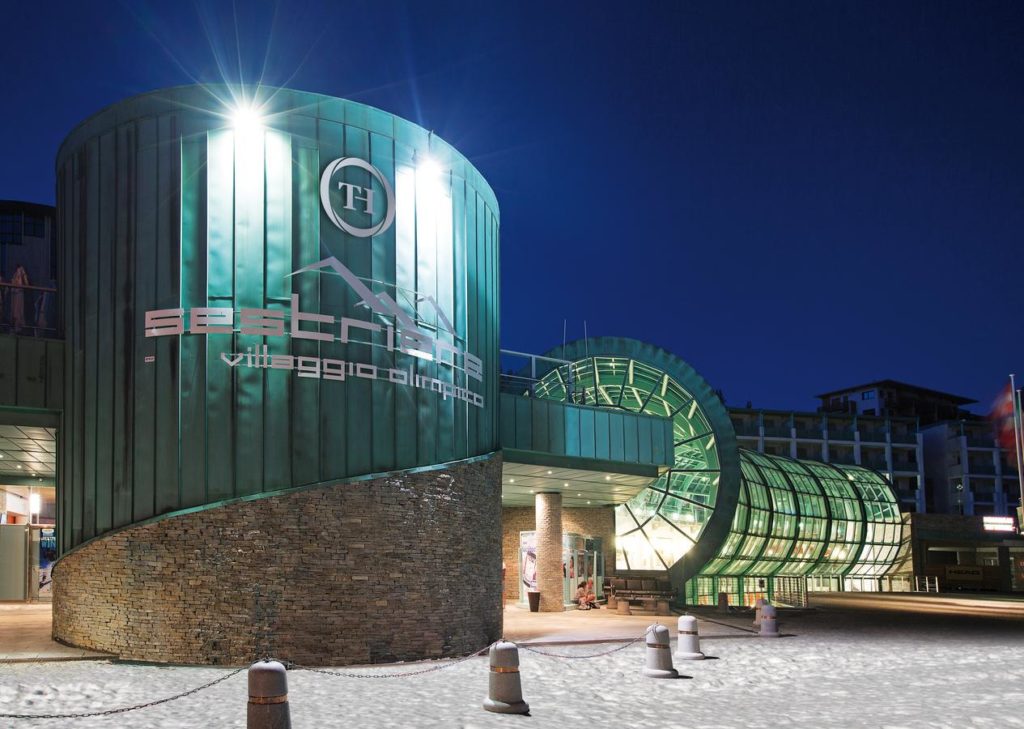 SPECIALE PARTENZA GRUPPO 4/11 FEBBRAIO 2024
 - 690  Euro 
ll Villaggio Olimpico propone ai suoi ospiti di soggiornare in comode ed eleganti camere. Finemente arredate, dotate di elettrodomestici e di ogni tipo di comfort (dal telefono alla TV satellite, al posto auto coperto), le camere sono composte da una zona living con divano letto per due persone con ampio terrazzo esposto a sud, da una zona notte composta dalla camera matrimoniale con letti separabili e un piccolo bagno.