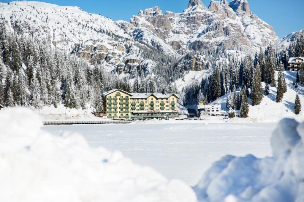 Hotel Misurina  - da 53 Euro/Nt
 Da Cortina d’Ampezzo, passando per il passo delle Tre Croci, si raggiunge Misurina, una rinomata località invernale ed estiva che, con il suo romantico lago, si trova nel cuore delle Dolomiti, a 1.756 metri di altezza.
