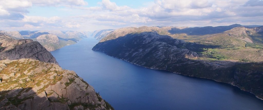 06 - 13 AGOSTO 2023
I FIORDI NORVEGESI da 1.920 Euro 
La varietà geografica del paese è una sorpresa per i molti turisti che immaginano la Norvegia come un blocco di ghiaccio. Invece, al sud temperato si trovano campagne ondulate, foreste incantevoli e spiagge soleggiate, alle quali si aggiungono gli spettacolari fiordi.