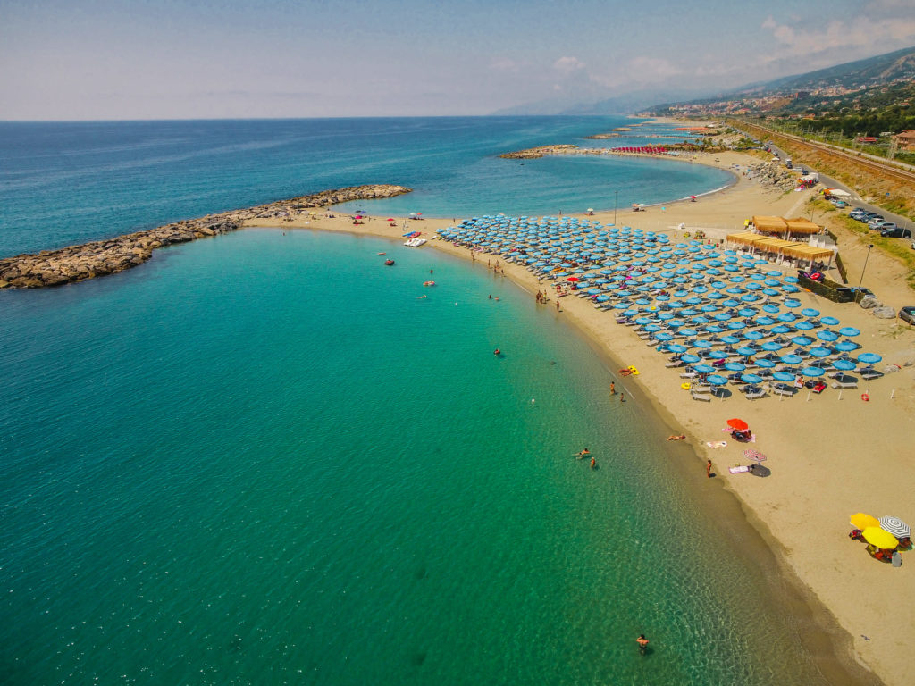 Calabria - Villaggio Club Bahja - Paola - 3° letto 3/14 anni n.c. GRATISI da 319 Euro 
Il Villaggio Hotel Bahja Immerso in 10 ettari di  macchia mediterranea, il villaggio è direttamente sul mare, dal quale dista 100 metri, dove si trova una spiaggia a darsena, con sabbia mista a ghiaia.