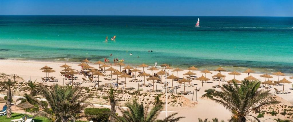 VERACLUB ILIADE ALL INCLUSIVE da 523 Euro 
Djerba è la dolcezza fatta isola. Qui, nella Tunisia più europea e accogliente che possiate immaginare, c’è il nostro Veraclub Iliade. Il Villaggio vanta una tra le più belle spiagge di sabbia fine dell’isola. Spiagge e mare che non a caso hanno fatto prendere a Djerba l’appellativo di “Perla del Mediterraneo”. Oltre ai numerosi servizi offerti e alla nostra Formula All Inclusive Veratour, il Villaggio è una scelta ideale per tutti: giovani, famiglie, amanti dello sport o per chi cerca semplicemente relax e tranquillità.