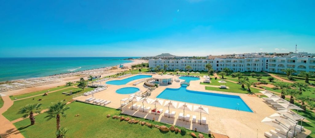 VERATOUR KELIBIA BEACH da 399 Euro 
Qui sulla punta di Cap Bon siamo a soli 70 km “in linea d’acqua” dalla nostra Pantelleria, in uno degli storici crocevia
delle scorribande mercantili dei Fenici su e giù per il Mediterraneo. Oggi Kelibia è il porto più importante di tutta la Tunisia per la pesca ed è famosa soprattutto per le sue belle spiagge di sabbia e le acque davvero cristalline. Il Veraclub Kelibia Beach è in una posizione assolutamente strategica, tanto che con una semplice passeggiata sulla spiaggia si può raggiungere sia la
storica Fortezza che la rinomata spiaggia di Sidi Mansour.