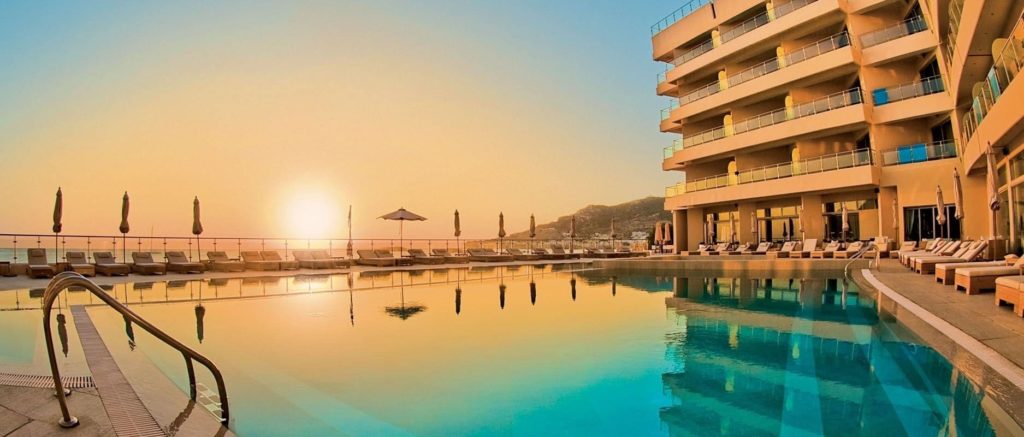 Scelte per voi  da 760 Euro 
Apochi passi da Pigadia - vero cuore pulsante di Karpathos - e direttamente sull’omonima spiaggia, sorge il Veraclub Konstantinos Palace. L’eccellente posizione, l’architettura moderna e gli ambienti curati e confortevoli rendono il Villaggio una scelta vincente. A Karpathos le tradizioni greche resistono ancora magnificamente e basterà qualche escursione nell’isola - come ad esempio una visita a Olympos - per tuffarsi nella storia e nelle tradizioni millenarie di questo popolo straordinario. Per poi tornare a godere della Formula Club e delle numerose attività sportive e di intrattenimento che la nostra instancabile ma sempre discreta équipe saprà offrirvi.