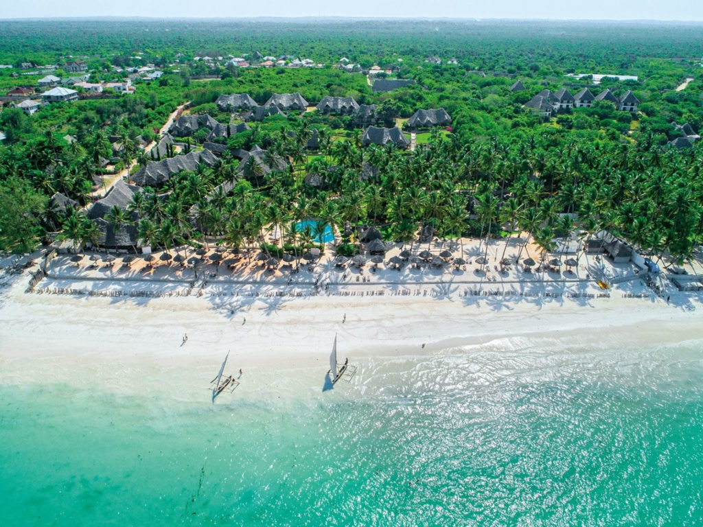 PARTENZA SPECIALE 3 MARZO 2025
BRAVO KIWENGWA - ZANZIBAR VILLAGE 1.650 Euro 
L’arcipelago di Zanzibar è ancora oggi uno dei paradisi terrestri più incontaminati al mondo. L’isola delle spezie è un trionfo di profumi - chiodi di garofano, zenzero, cannella e pepe che si diffondono nell’aria. Il Veraclub Zanzibar Village è immerso in una lussureggiante vegetazione tropicale e ombreggiato da palme giganti. Si affaccia direttamente sulla grande spiaggia di Kiwengwa, lambita da acque verde smeraldo e azzurro intenso che ogni giorno regalano l’incredibile spettacolo delle maree zanzibarine.